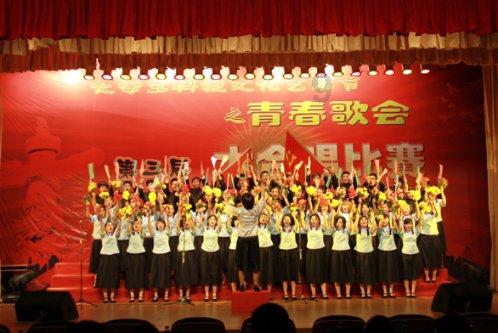 可爱女孩参加宴会